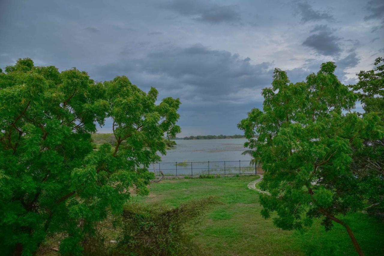 Lake Villa Resort Tissamaharama Dış mekan fotoğraf