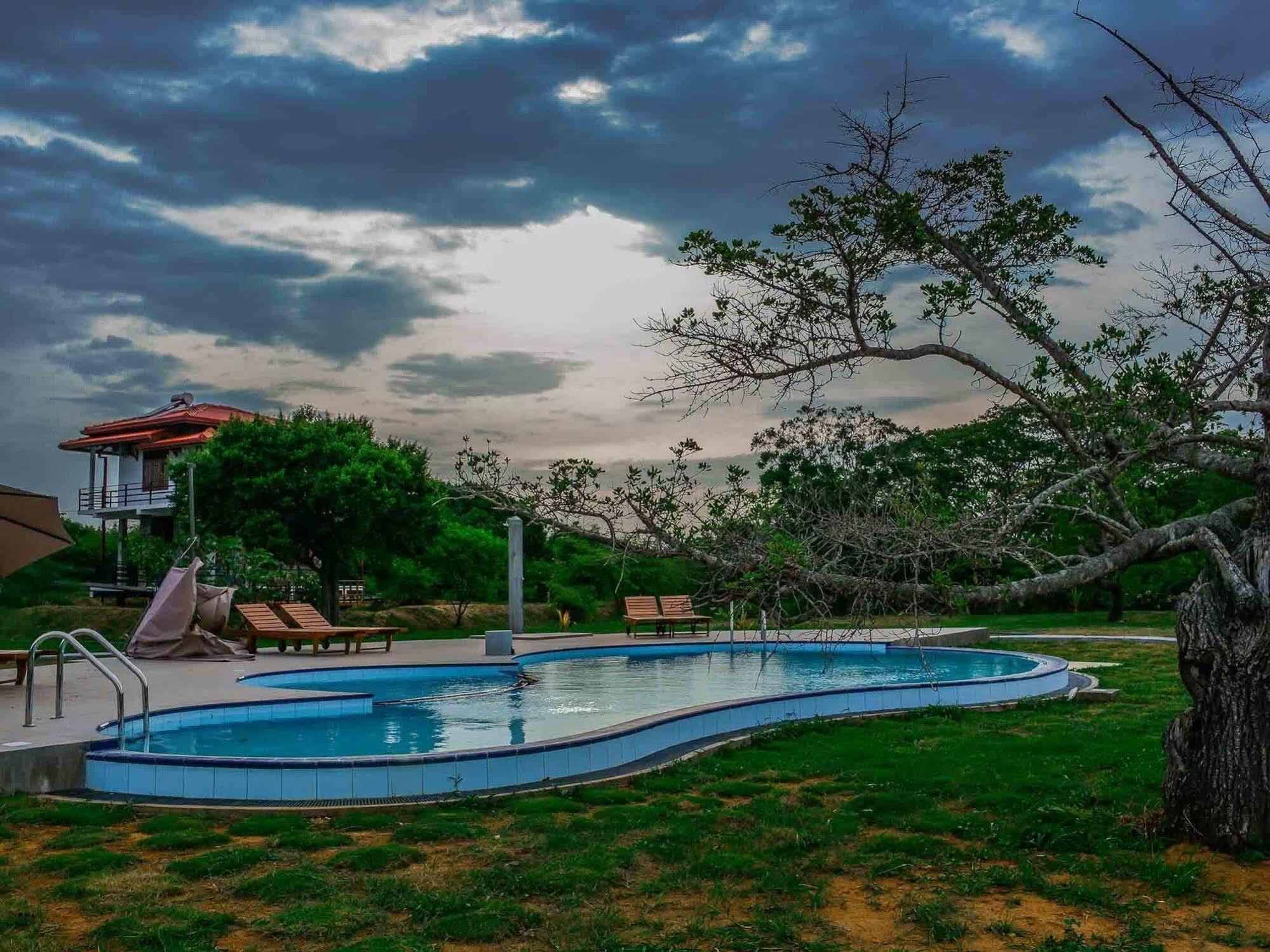Lake Villa Resort Tissamaharama Dış mekan fotoğraf